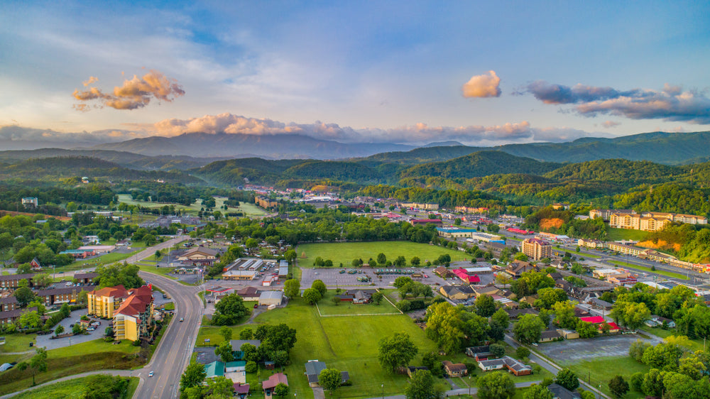 ROBERT & MARY CAREY TRAVEL SPOTLIGHT: PIGEON FORGE, TN
