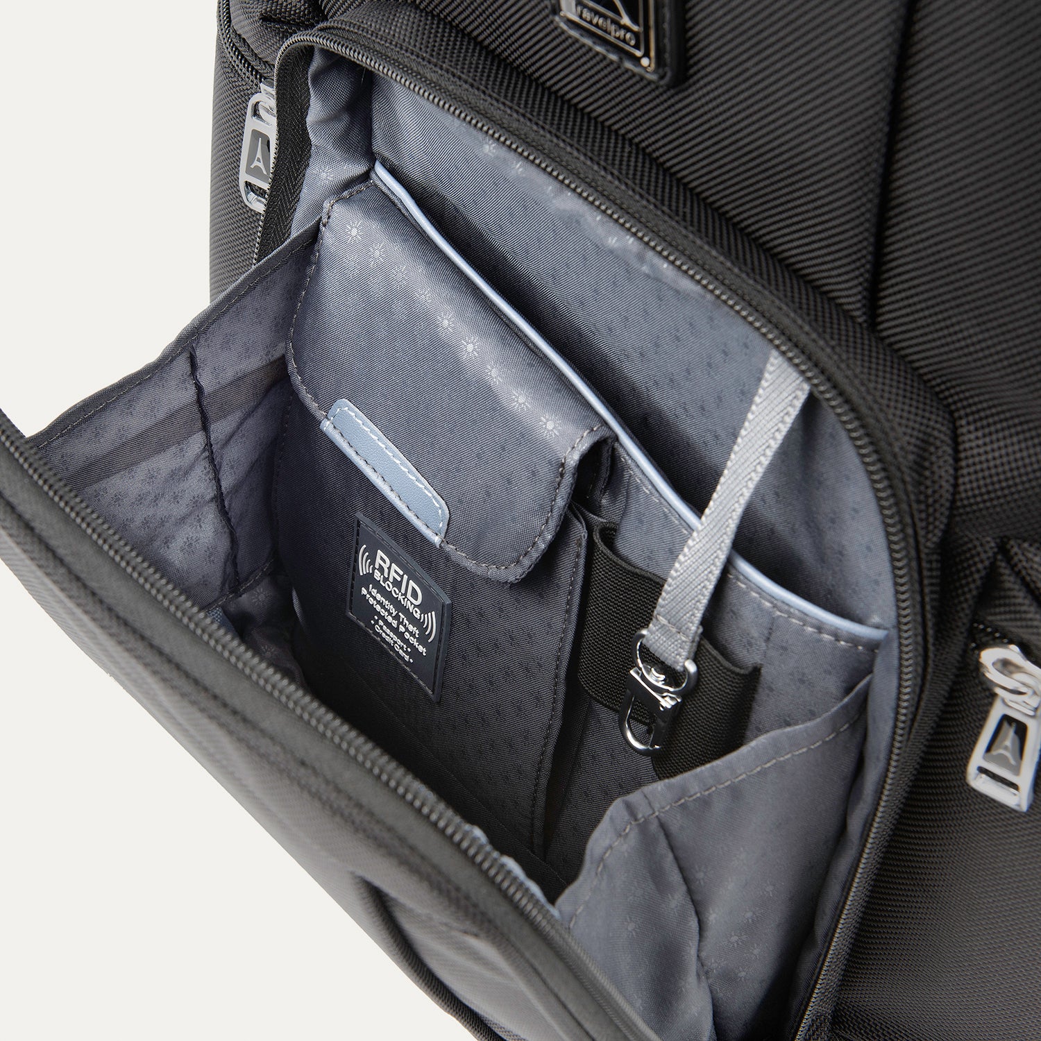 Platinum® Elite Backpack 1.0 / 21" Carry-On Set