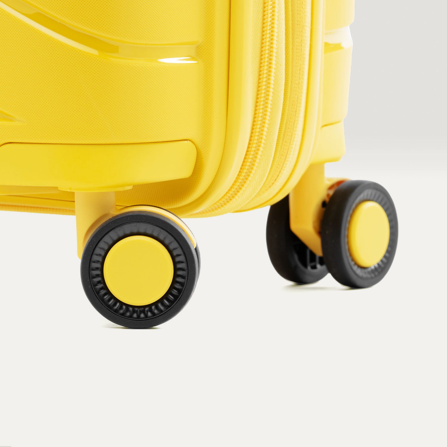 Atlantic Carry-On / Medium Check-In Hardside Set in Nshine Yellow