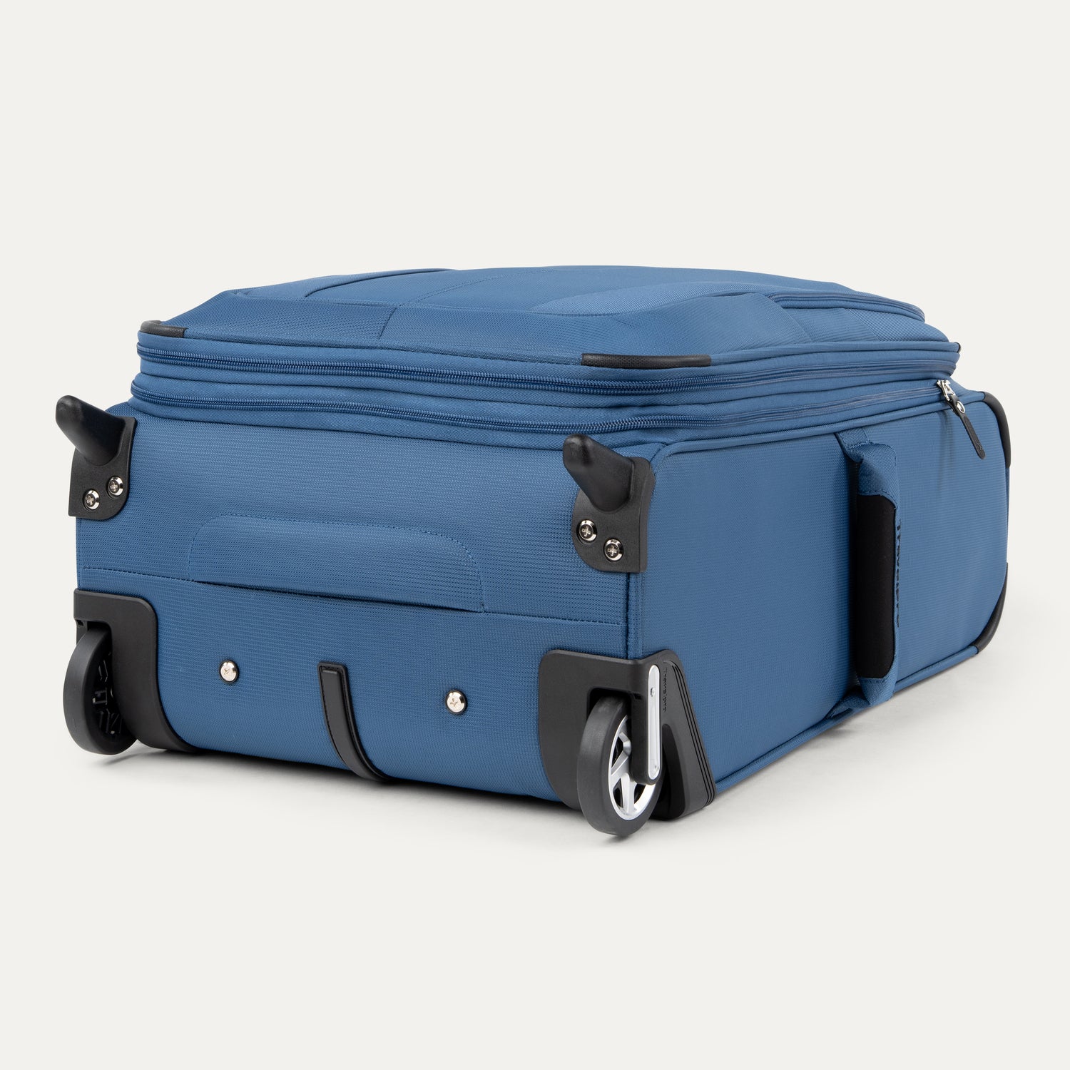 Maxlite® 5 22" Carry-On Rollaboard®