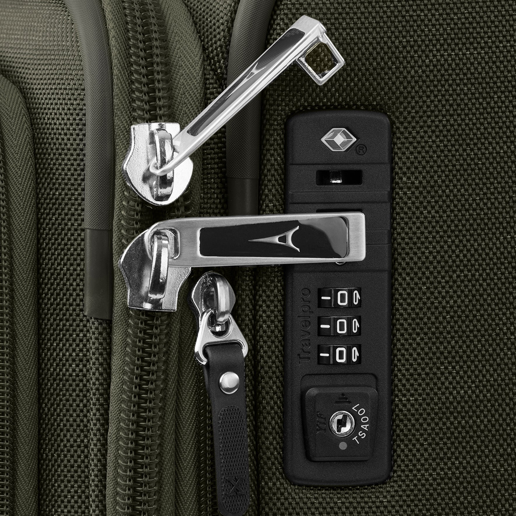 Platinum® Elite Large Check-In Spinner