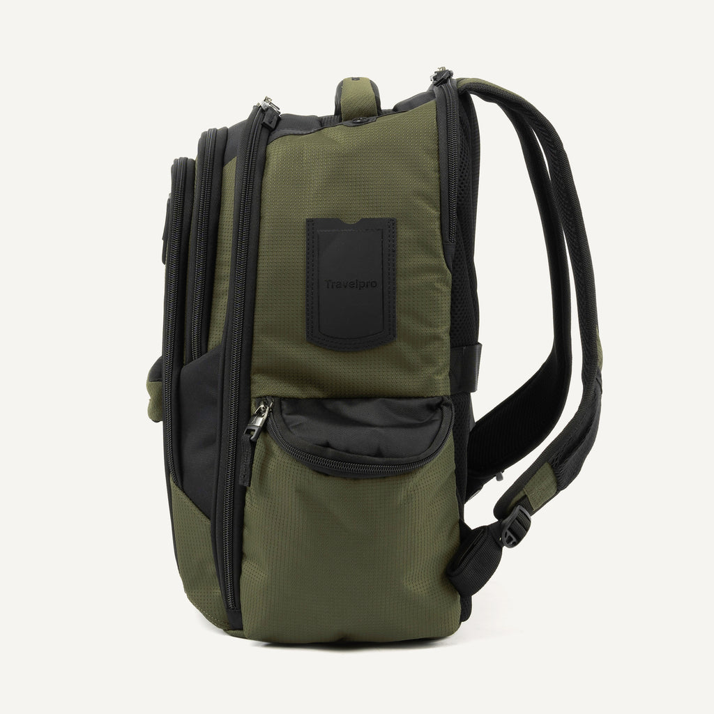 Bold™ By Travelpro® Backpack / Medium Check-In Set